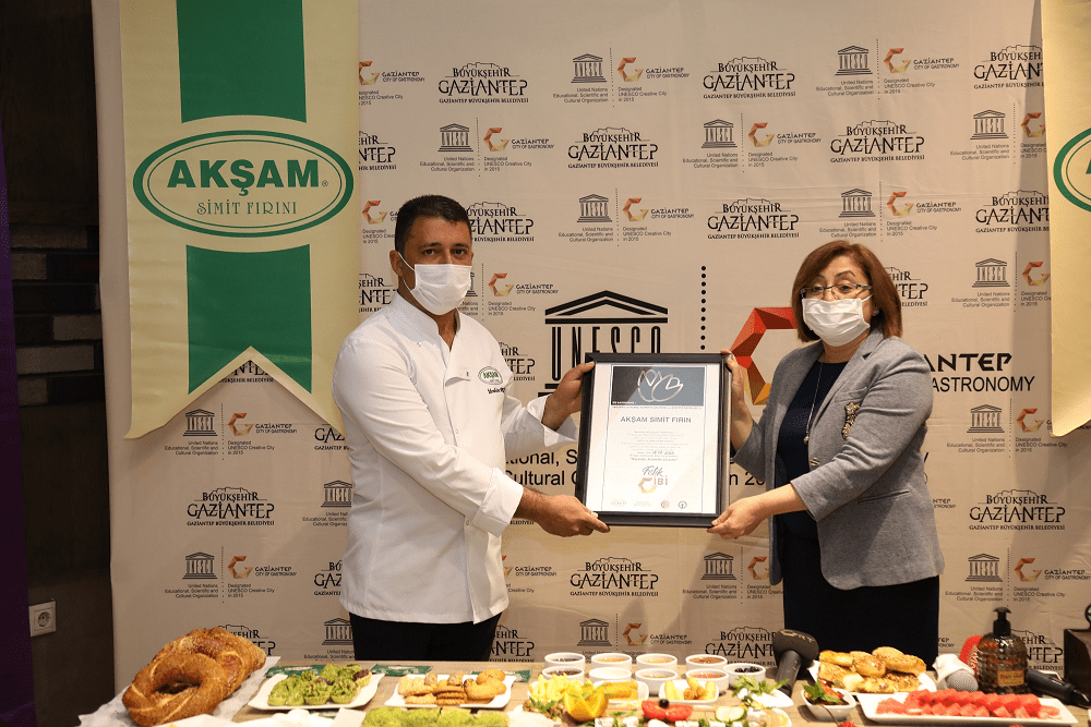 Akşam simit “fıstık gibi” sertifikasını aldı