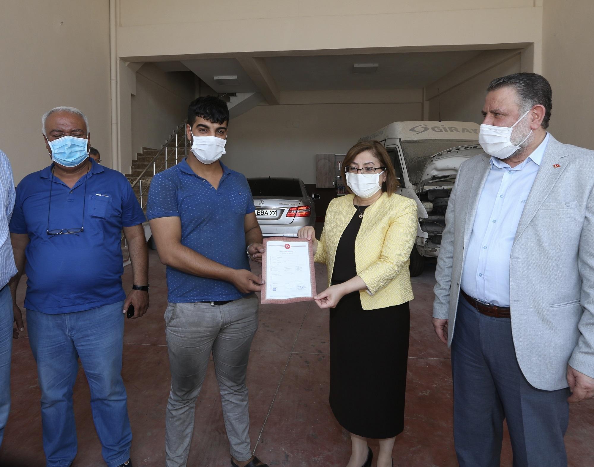 Yeni İşyerlerinin İlk Tapusunu Başkan Şahin Verdi
