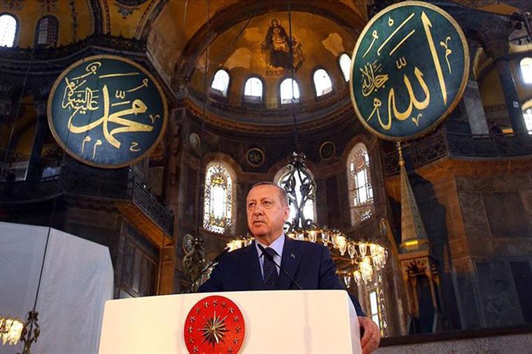 Cumhurbaşkanı Erdoğan, Ayasofya’nın ibadete açılmasına ilişkin kararnameyi imzaladı