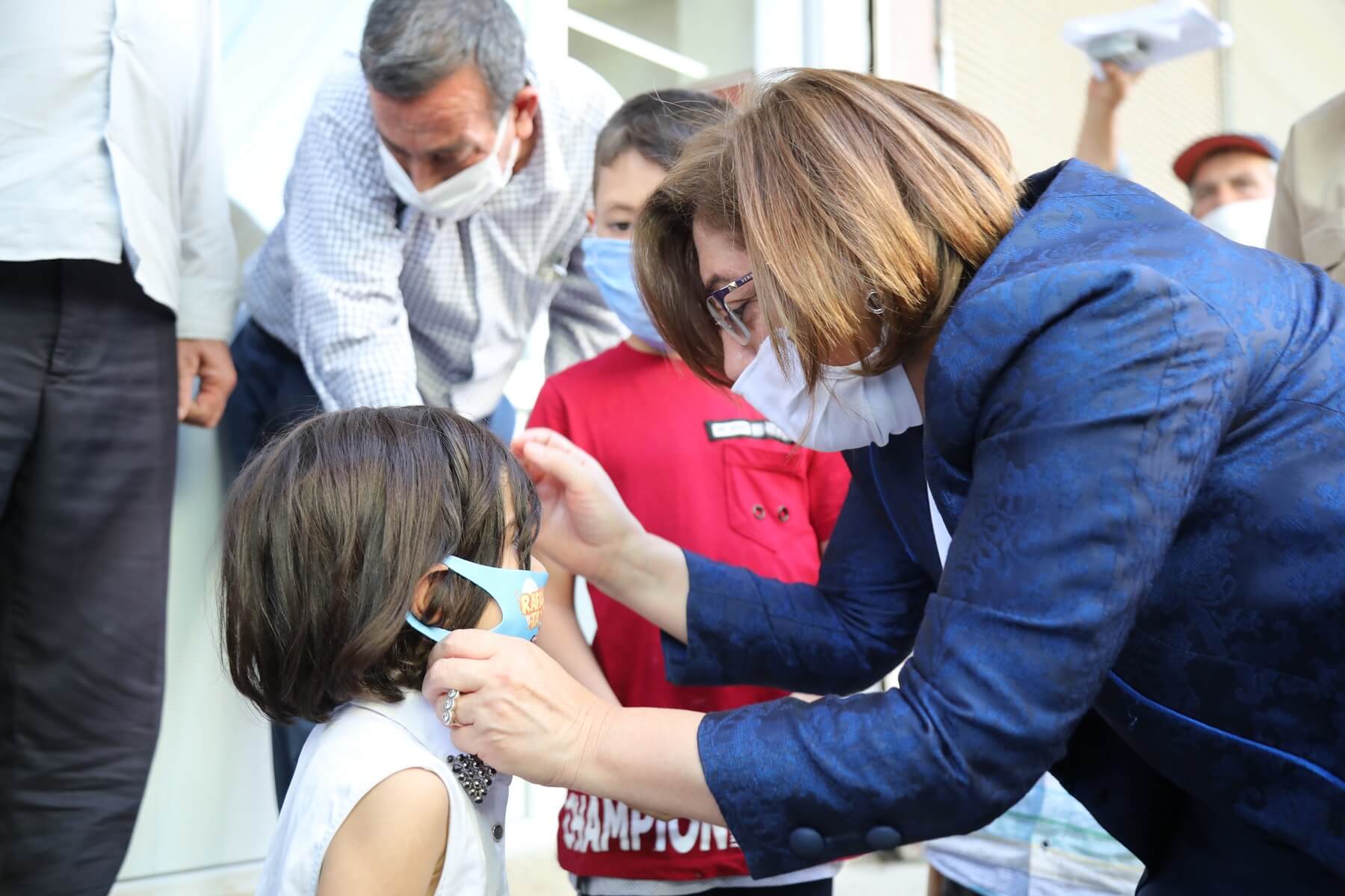 Başkan Şahin, Çocuklara Kendi Elleriyle Maskelerini Taktı