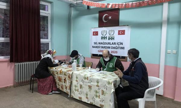 İHH’dan Nakdi Yardım