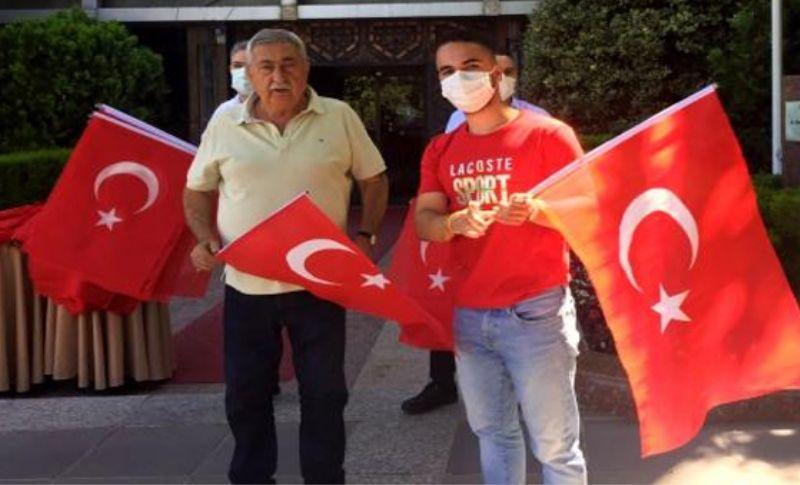 TESK’ten Vatandaşa Bayrak Hediyesi