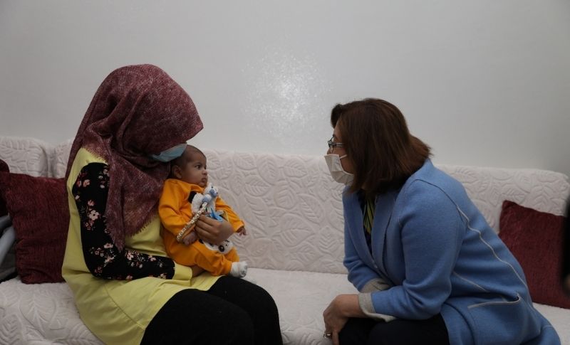 Fatma Şahin Darp Edilen 2 Aylık Bebeği Ziyaret Etti
