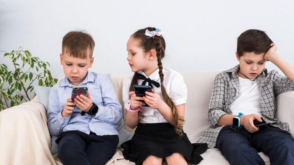 Çocuklar Günde 4,5 Saat Telefon Başında 2 Çocuklar Günde 4,5 Saat Telefon Başında | 30 Mart 2023