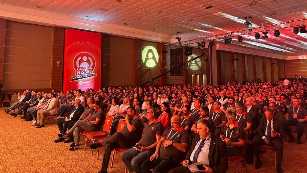 2024 acenteler buluşmasını Girne de gerçekleştiren Aveon Global Sigorta, gurubun bağlı olduğu şirketlerin katılımı ve göz kamaştıran giriş seramonisi katılan acentelerden tam puan aldı.Şirket, global ve yerel gücünü kamuoyuna lanse ettiği ilk toplantı olması sebebiyle 580’e yakın acente ve iş ortağını Girne de ağırlayan şirket yönetim kurulu ve gurup şirketleri üst düzeyde yerini aldı.
Yönetim Kurulu Başkanı Alp Özerk, Genel Müdür Kemal Gül ve Yönetim Kurulu Başkan Yardımcısı A. Kerim Bağdaş giriş konuşması ile başlayan etkinliğin sunuculuğunu deneyimli sanatçılar Volkan Severcan ve Altan Erkekli üstlendi.
Alp Özerk, gurubun 46 ülkede, 72 lisansa sahip olarak; bankacılık, fintech ve insurtech alanında ki ciddi yatırımları ile uluslararası piyasada üst sıralarda olduğunun altını çizerek acentelerin bu gücü iyi kullanmalarını ve daha büyük işleri hep birlikte başaracaklarını belirtti.Kemal Gül; şirketlerinin ilk büyük toplantısı olması sebebiyle yoğun katılım sağlayan tüm acentelere teşekkür etti. Gül, Aveon Global’in ve bağlı olduğu gurubun yeni yatırımlarla büyümeye devam edeceğini ve acentelerin kalkınması için daha çok işler yapacaklarını vurguladı.A. Kerim Bağdaş ise, Aveon Global’in markasından logosuna, renklerinden söylemesine kader farklı ve yenilikçi olduğunu belirterek, acentelerin ve tüm iş ortaklarının global güçlerine ve deneyimli ekiplerine inanmasının önemine değindi. Bu inanç ile daha büyük işleri inşaa edeceklerini belirten Bağdaş, katılan herkese teşekkür ederek sözlerine son verdi .Etkinlik gün boyunca sürerken, diğer program detayları ve görüntüleri haberler ile de kamuoyuna sunulmaya devam edecektir.