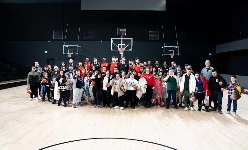 Depremzede Çocuklar Basketbol Sahasında