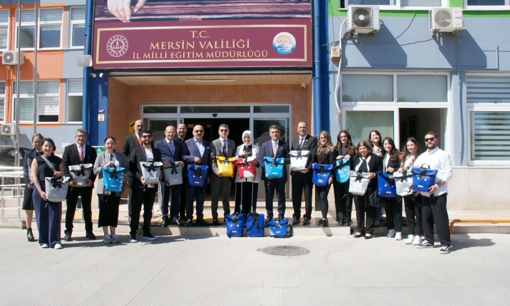 Eski Brandalardan Yapılan 200 Okul Çantası Mersin’de Dağıtıldı