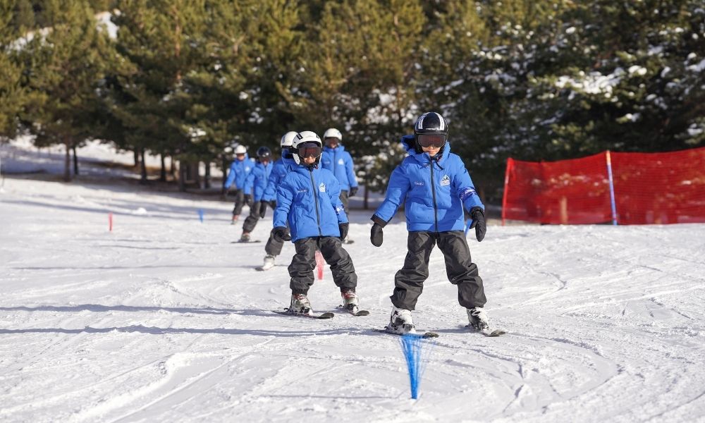 Allianz Türkiye'den Kız Çocuklarına Kayak Antrenörlüğü Yolunda Destek
