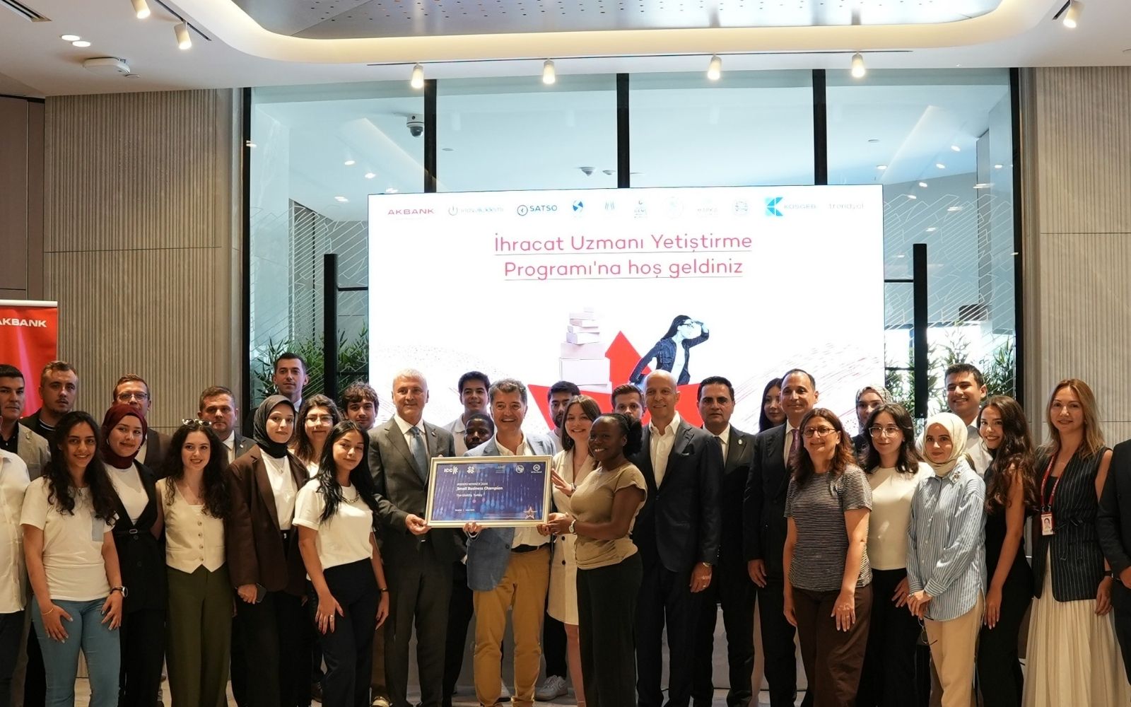 Akbank Gençlik Akademisi Mezunlarını Verdi